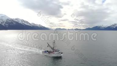 商业鲑鱼渔船在阿拉斯加移动
